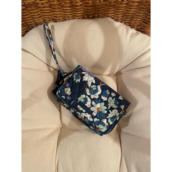 Vera Bradley RFID wallet - Picture 1 of 6